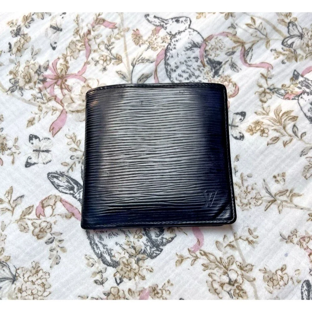 Louis Vuitton Men’s Black Bi-fold Wallet Recently Reconditioned